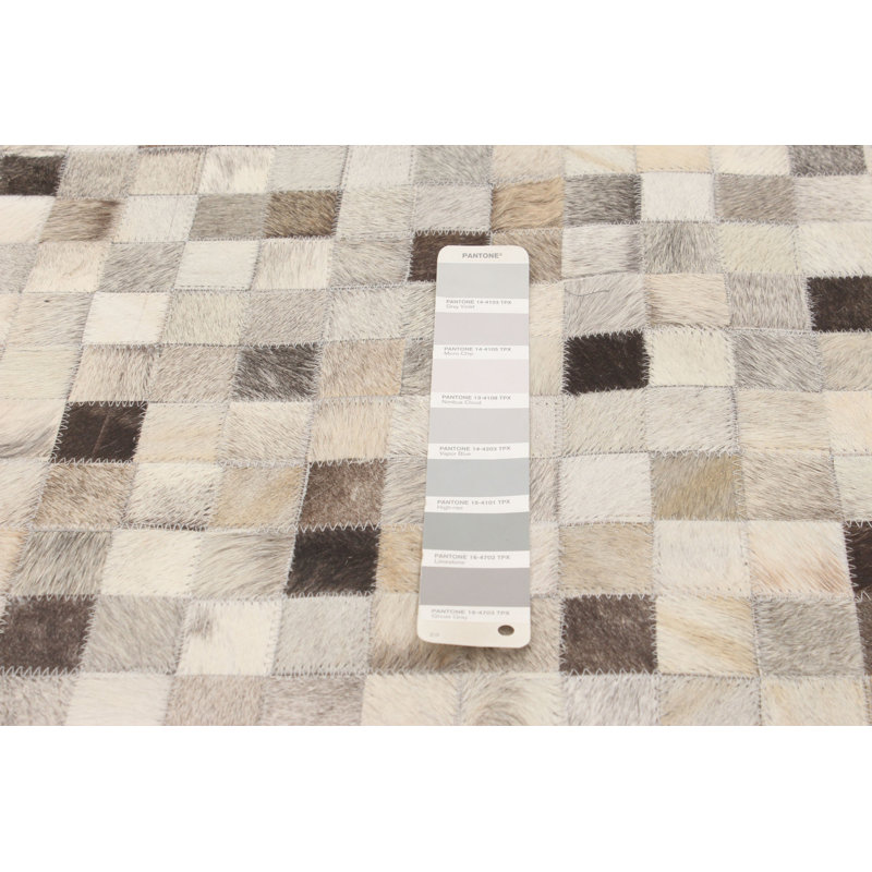 Tapis gris / brun / beige en cuir de vache fabriqué à la main Arvena