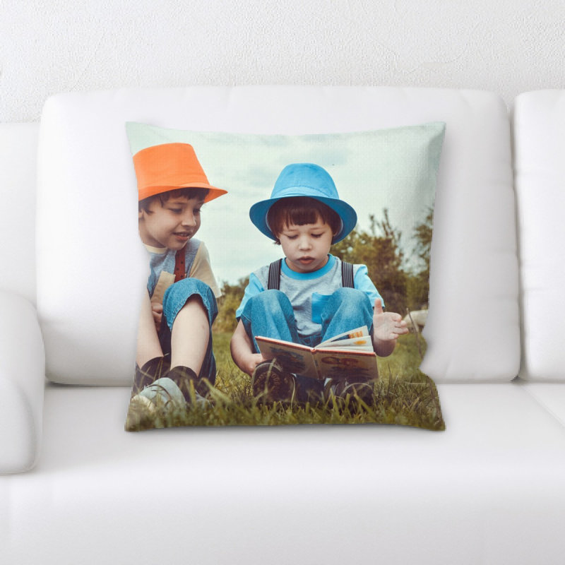Coussin décoratif à deux garçons