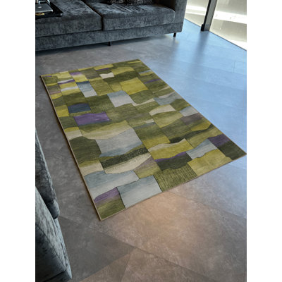Tapis décoratif vert à motif géométrique multicolore