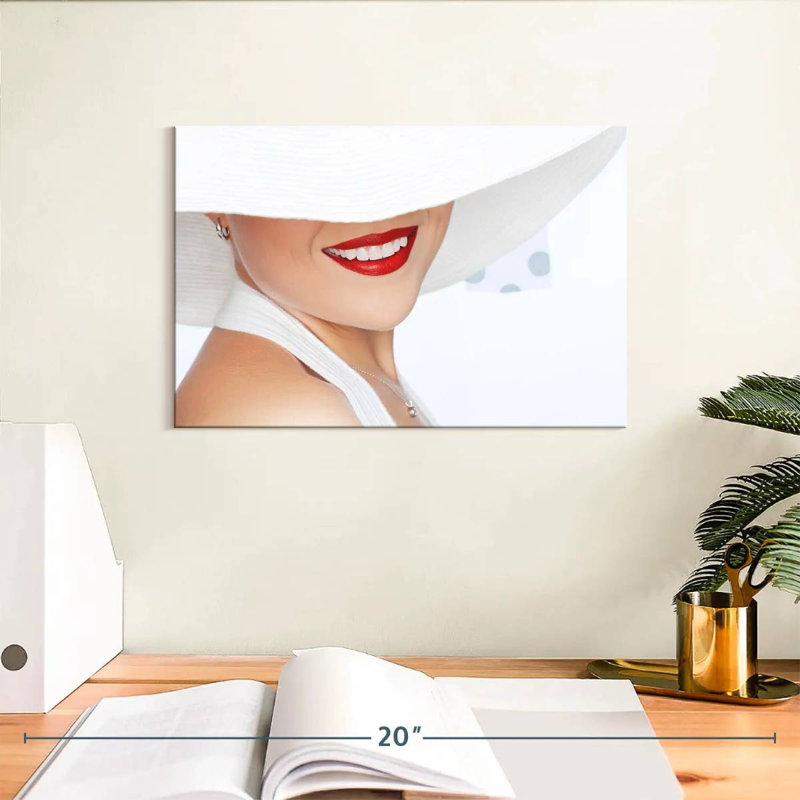 Femme souriante de Navette, H 8 po x l 12 po