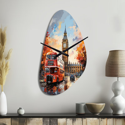 Peach Red City London Popart - London, horloge murale asymétrique en métal