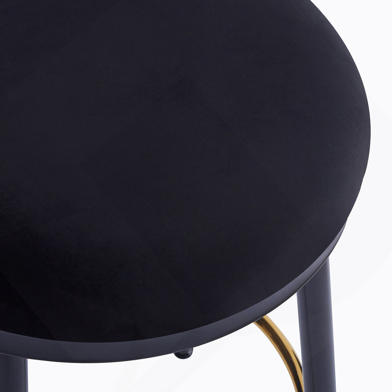 Ensemble de quatre tabourets de comptoir modernes avec sièges confortables, structure en fer, repose-pieds et ajusteurs de stabilité, idéal pour diverses pièces