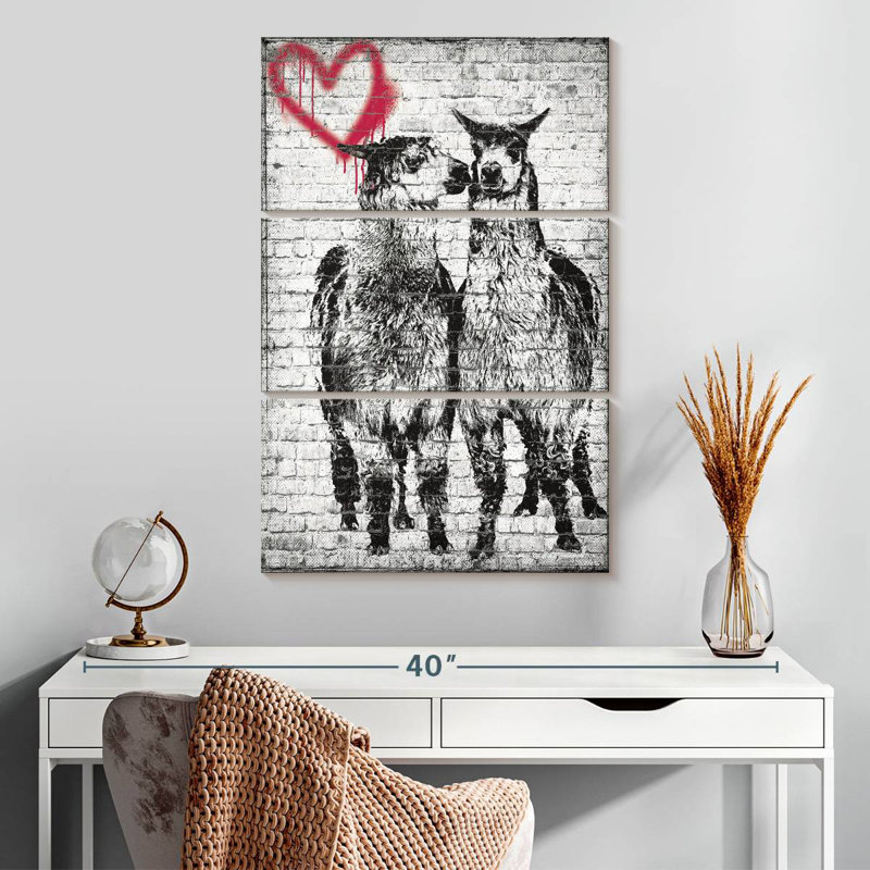 Hardie Llama Romance, 32" H x 20" W