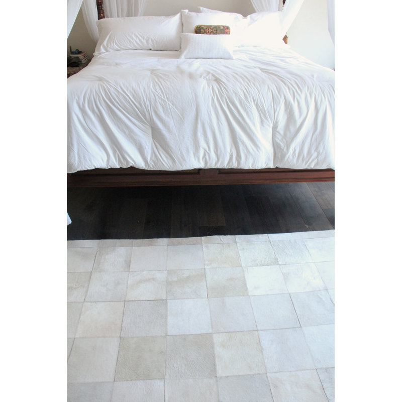 Natural Hide Geometric Handmade Cowhide Beige/Gray/Dark Gray Area Rug, Runner 2'6" x 7'