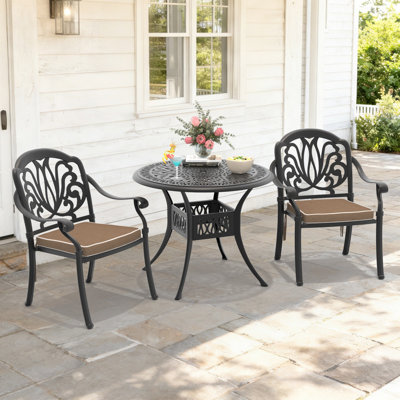 Ensemble bistro 3 pièces en fonte d'aluminium, table ronde 35,43 po avec trou pour parasol et 2 chaises empilables avec coussins bruns