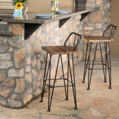2 Patio industriel - Siège en bois de style rustique, structure en fer thermolaqué, repose-pieds à lattes intégré, hauteur de 37,5 po, largeur de 16,5 po, profondeur de 27 po