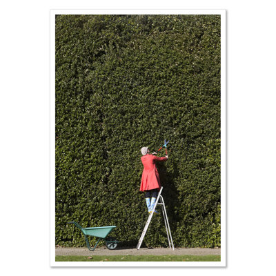 «Getty Images», femme coupant une grande haie, Peter Cade, 2008 (impression seulement)