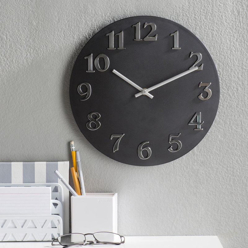 Horloge murale ronde de 12 pouces en plastique moderne et contemporaine Erie, Noir