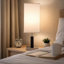 Lampe de table, abat-jour en tissu blanc, corps carré brun, base en métal chromé