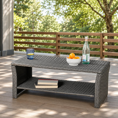 Table d'appoint d'extérieur en rotin tissé pour patio avec tablette inférieure ouverte, table basse en osier résistante aux intempéries et aux rayons UV pour la cour arrière du porche du balcon, support stable aux quatre coins, mobilier d'appoint facile à nettoyer