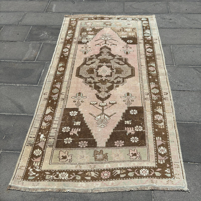 Accentuez votre salle à manger avec ce charmant tapis décoratif turc anatolien rose