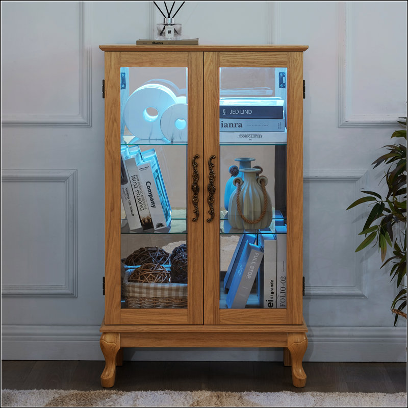 Élégante armoire vitrée en chêne clair avec portes en verre trempé, lumière DEL, panneau arrière en miroir et tablettes réglables - rangement parfait pour la maison et le bureau