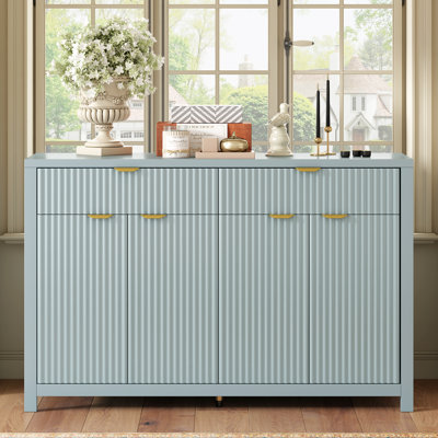 Meuble de style scandinave avec poignées en aluminium