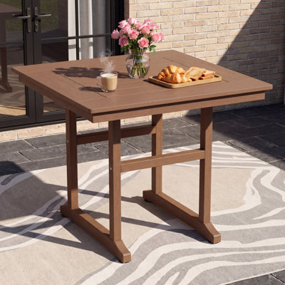 Table de salle à manger carrée d'extérieur en PEHD de 89 cm de large avec trou pour parasol, résistante aux intempéries, aspect bois, idéale pour la cour, le jardin, la terrasse, le bord de la piscine ou un appartement.