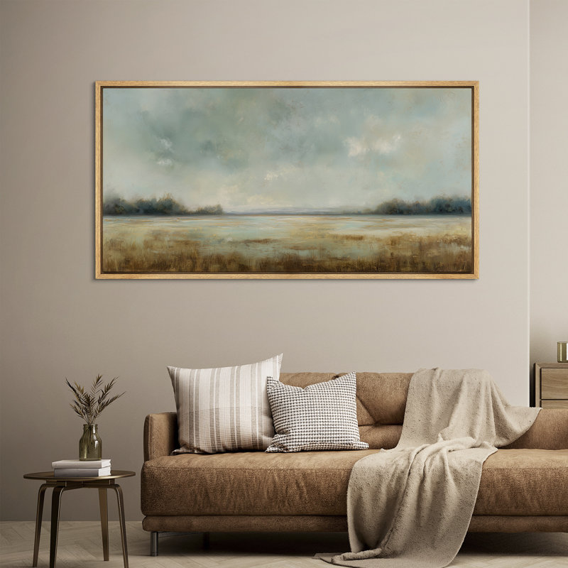 «Calm Lakeside Meadow Landscape» avec des tons de bleu doux et de tons neutres - grande impression sur toile encadrée pour chambre principale
