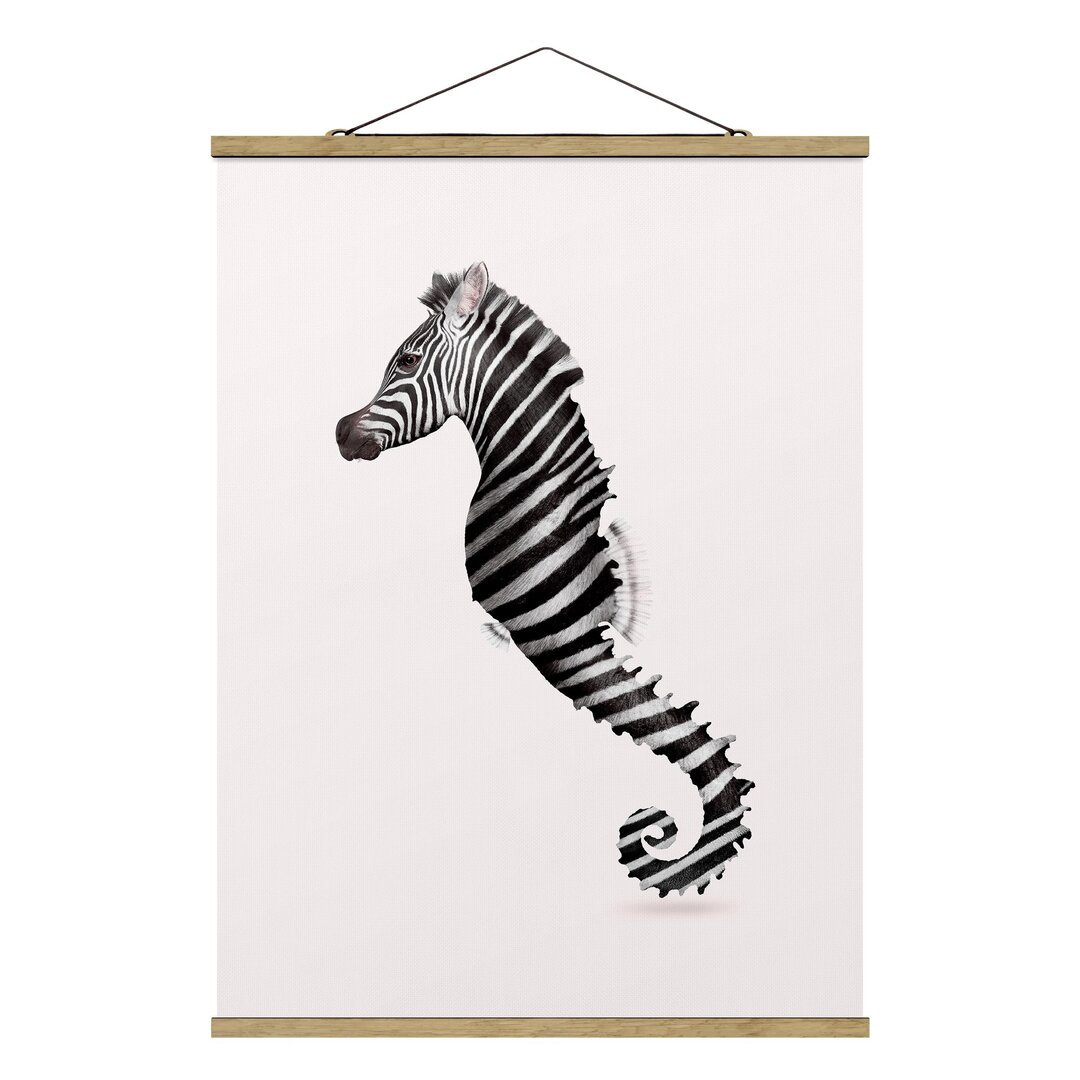 Stoffbild Mit Posterleisten - Jonas Loose - Seepferdchen Mit Zebrastreifen - Hochformat 4:3