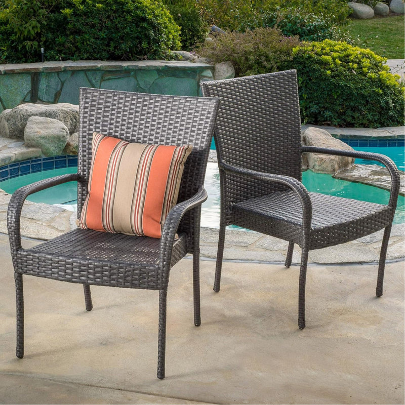 3 chaises empilables grises, d'apparence contemporaine, tissées, avec des pieds minces, idéales pour les fêtes en plein air
