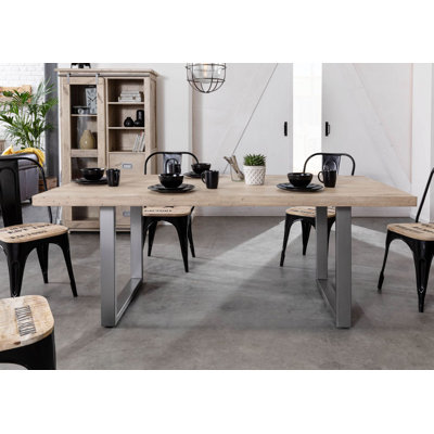 Esstisch mit Metallgestell und Tischplatte aus Massivholz