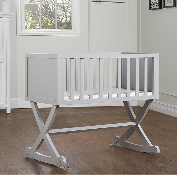 Cradle with gentle and soothing rocking