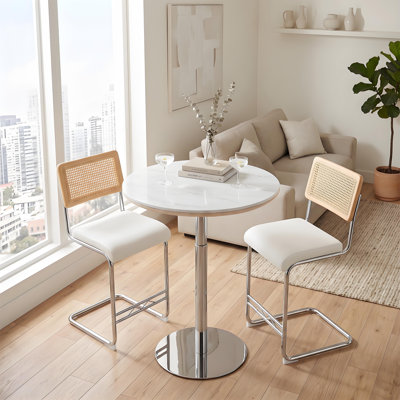 Ensemble de table de bar moderne 3 pièces, table de pub ronde avec piédestal chromé et tabourets de bar à dossier en rotin, ensemble de salle à manger coin-repas