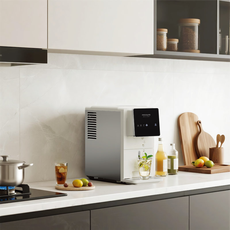 Machine à glaçons à écran tactile Frigidaire Gallery, machine à glaçons de comptoir d'une capacité quotidienne de 33 lb avec distributeur intégré, nettoyage automatique, affichage à DEL et glace à croquer douce - blanc