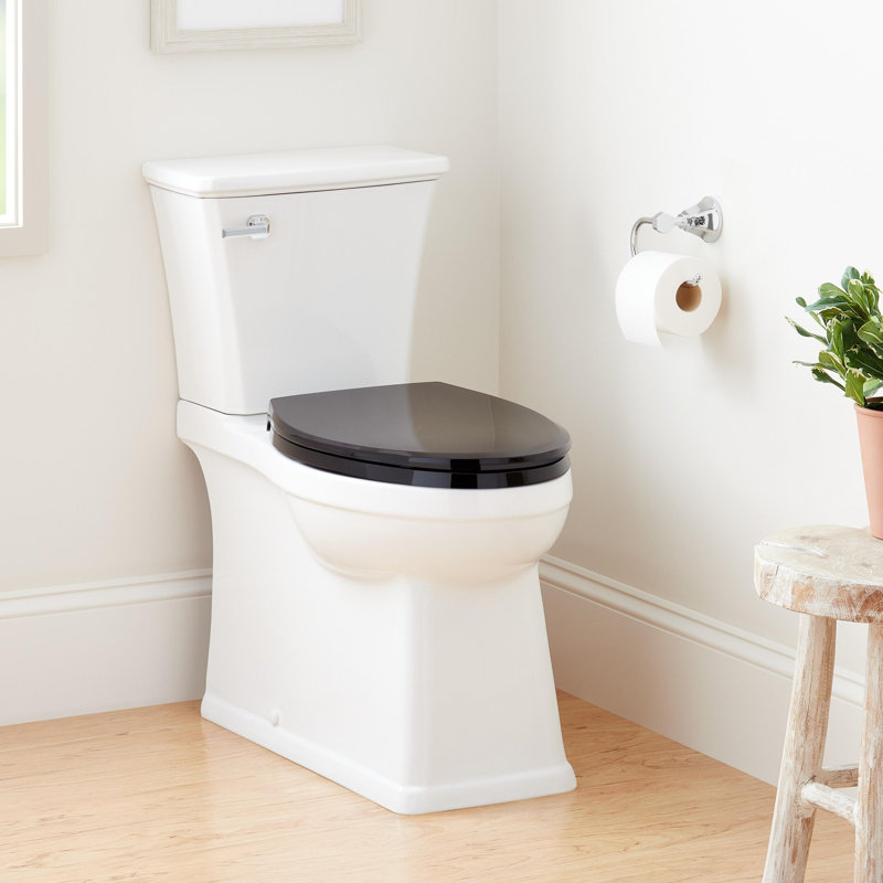 Toilette allongée deux pièces à jupe Benbrook 1,28 GPF, Noir / chrome