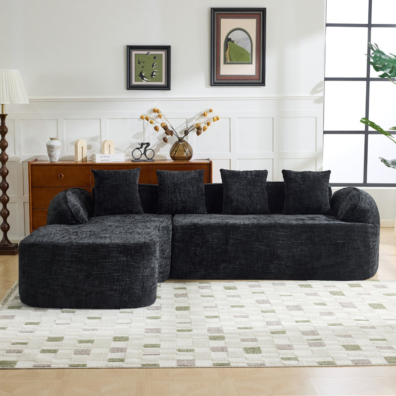 Canapé en chenille compressée en forme de L qui s'agence bien avec n'importe quel salon. Il est doté d'une éponge hautement élastique pour une assise confortable, d'accoudoirs courbés et de quatre coussins décoratifs