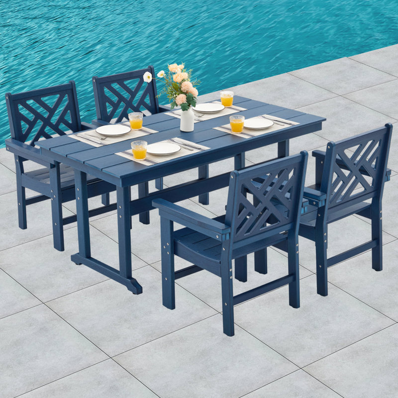 L'ensemble de table de salle à manger Hdpe pour table et chaises d'extérieur 4,5 pièces comprend 4 chaises et une table de patio de 62,5 po avec trou pour parasol (bleu)