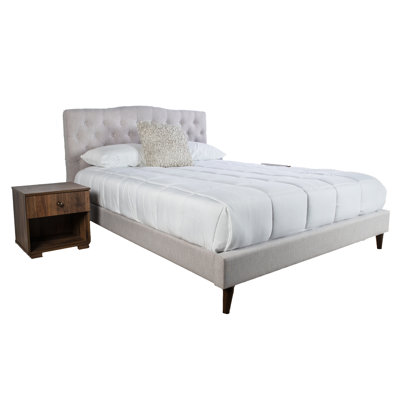 Grand lit tapissier et 2 tables de chevet, revêtement de couleur pierre, 100% gris, tables de chevet avec bases en noyer, tablettes aux bords arrondis, avec finition sur les côtés