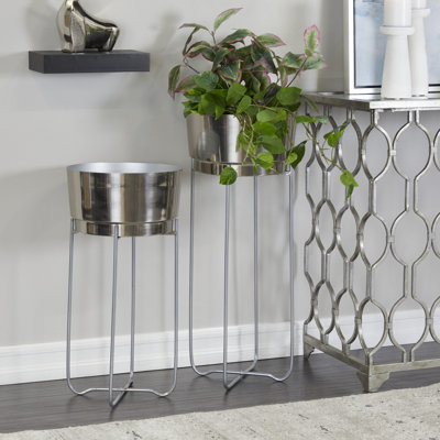 Cosmoliving by Cosmopolitan 2-Piece Iron Planter Set