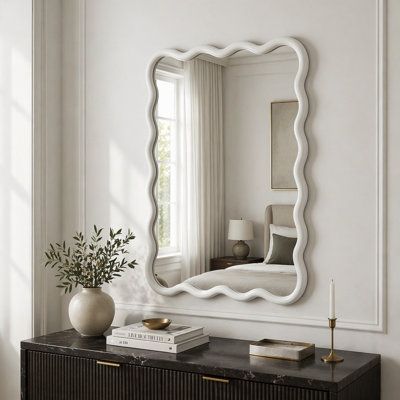 Élégant miroir à cadre rectangulaire en bois massif brun jaunâtre, idéal pour rehausser l'esthétique et la fonctionnalité de n'importe quelle pièce