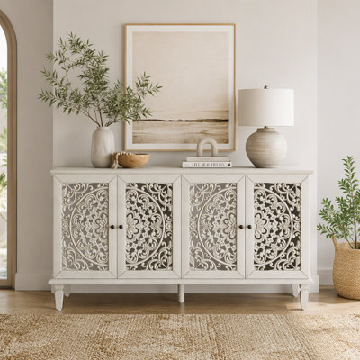 Buffet antique avec portes sculptées à motif floral avec pieds en bois massif, poignées en laiton antique et tablettes réglables