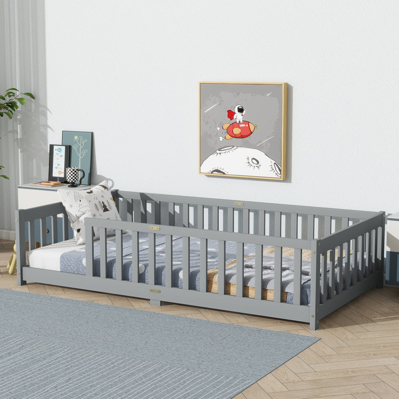 Lit simple au sol avec clôture sans porte, lit en bois d'hévéa avec garde-corps de sécurité, gris, Gris