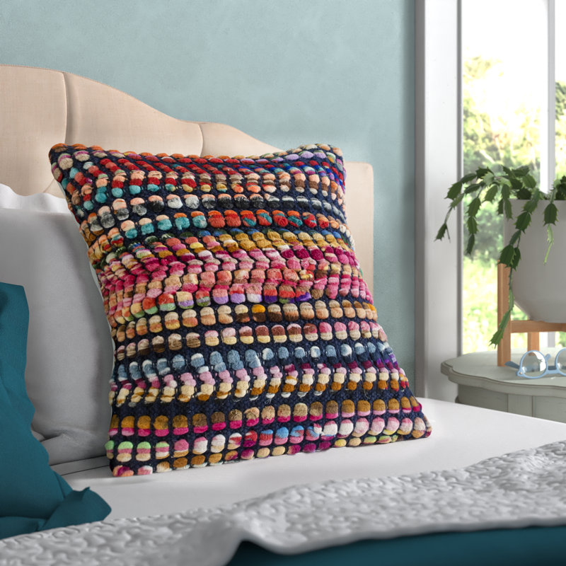 Coussin décoratif rayé multicolore fait à la main Kennamer, Polyester