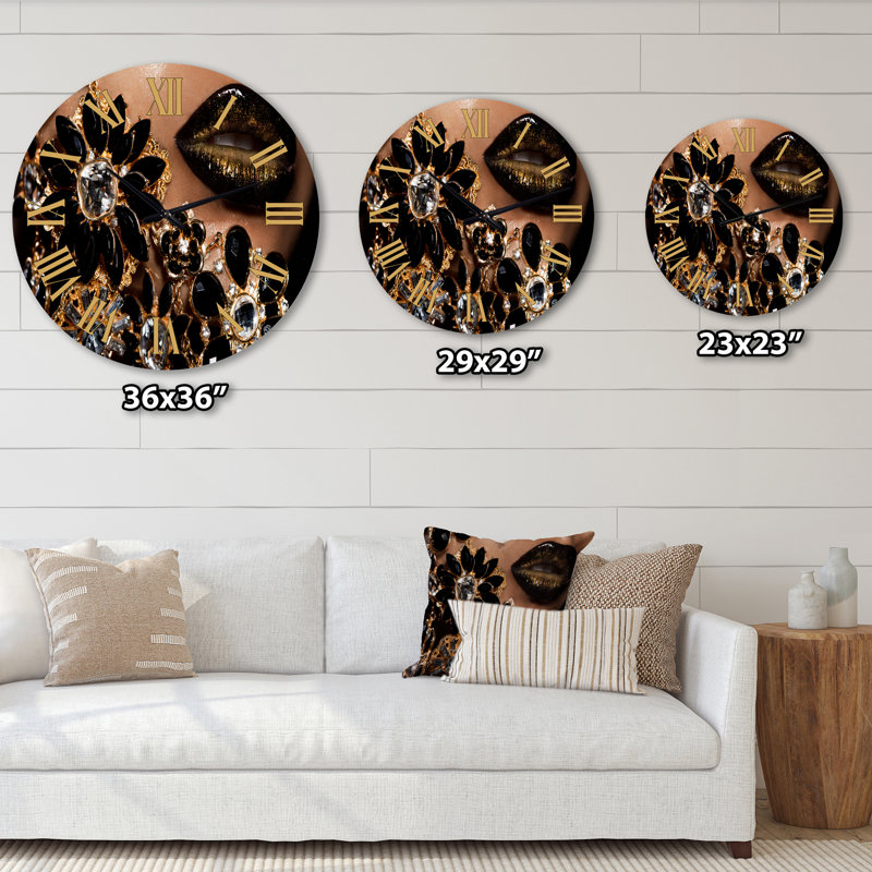 Femme avec lèvres dorées - horloge murale moderne, Moyenne