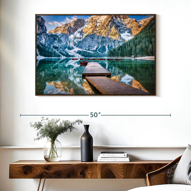 Bateaux sur le lac Di Braies dans les Dolomites, Cadre flottant noyer, 40 po x 27 po