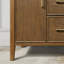 Meuble-lavabo autoportant simple en noyer chaud 48 po Juliette avec plateau en quartz blanc et quincaillerie or brossé Juliette