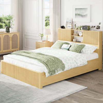 Structure de lit en chêne de taille grand avec 2 têtes de lit avec rangement, 4 tiroirs, station de charge intégrée, portes de grange coulissantes en métal et à bruit, chambre à coucher avec utilisation, tablettes ouvertes, structure, pour