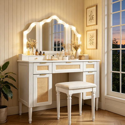 Ensemble de meuble-lavabo en bois massif et manufacturé de 44,37 po avec miroir à trois volets et 5 tiroirs et tablettes et station de charge