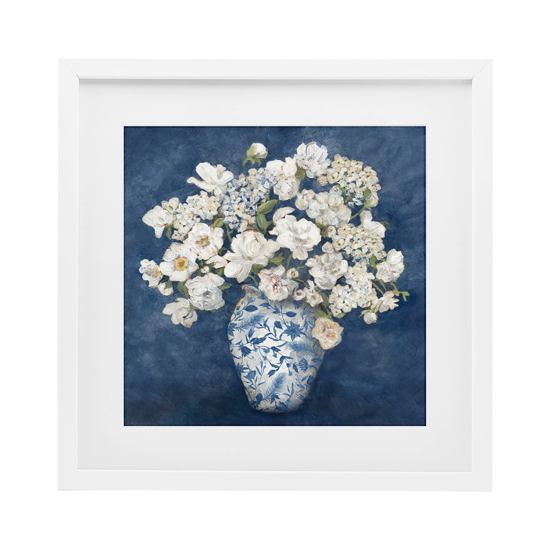 Vase classique chinois bleu encadré, imprimé par Charlene Olson, H 16 po x l 16 po, Bord de mer blanc sous verre encadré