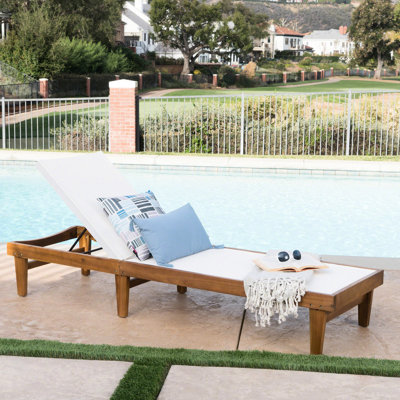 Chaise longue en filet blanc pour le confort extérieur - Bois de style construction