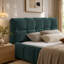 Cadre de lit rembourré Queen Size avec tissu chenille épais, soutien solide et tête de lit élégante, aucun sommier requis-2140624109
