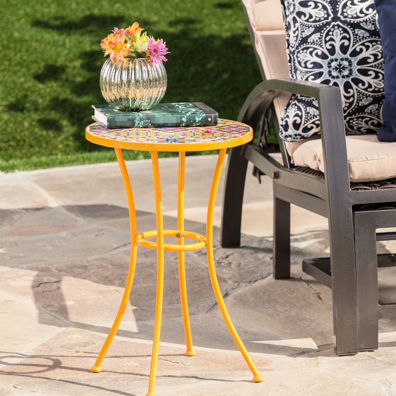 La table de bout de patio jaune en céramique et en fer ajoute une ambiance gaie de 21,62 po Grande construction