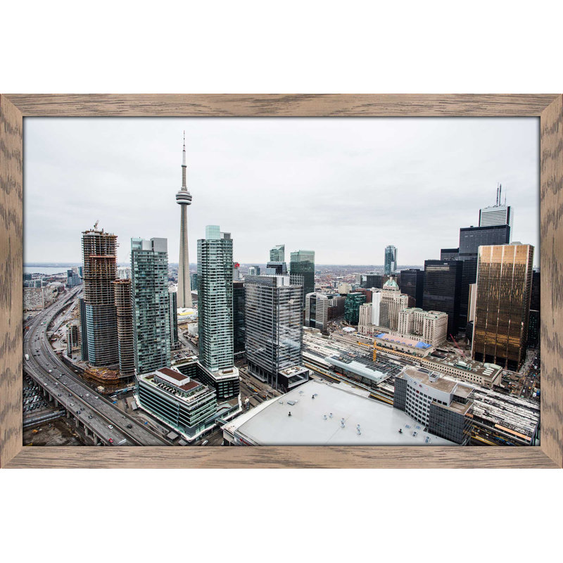 «The 6ix Canada», reproduction de photo encadrée, H 33,5 po x l 49,5 po x P 1 po, Cadre taupe délavé