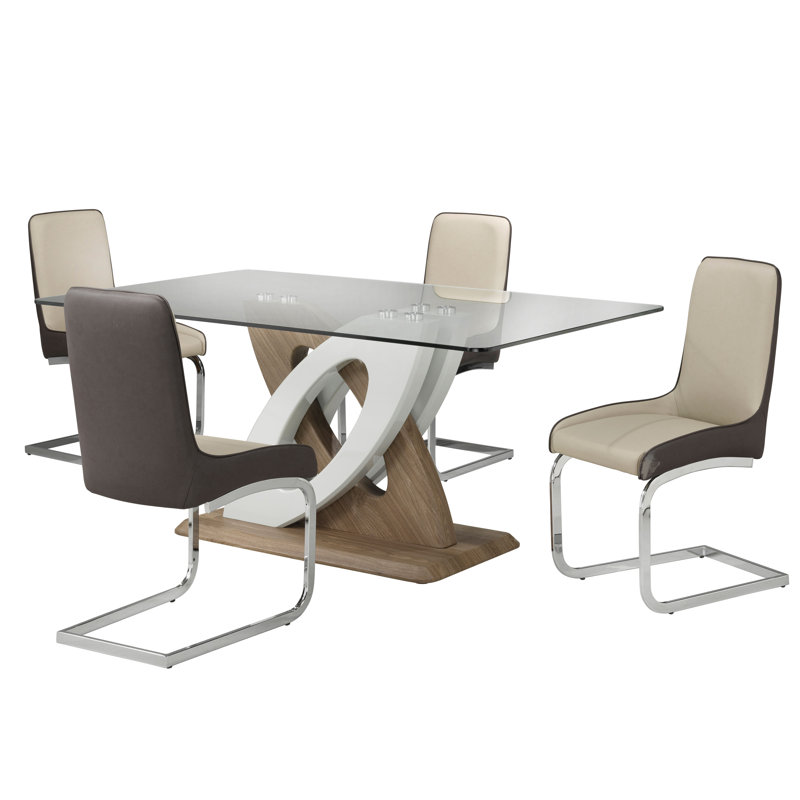 Ensemble repas pour quatre personnes
