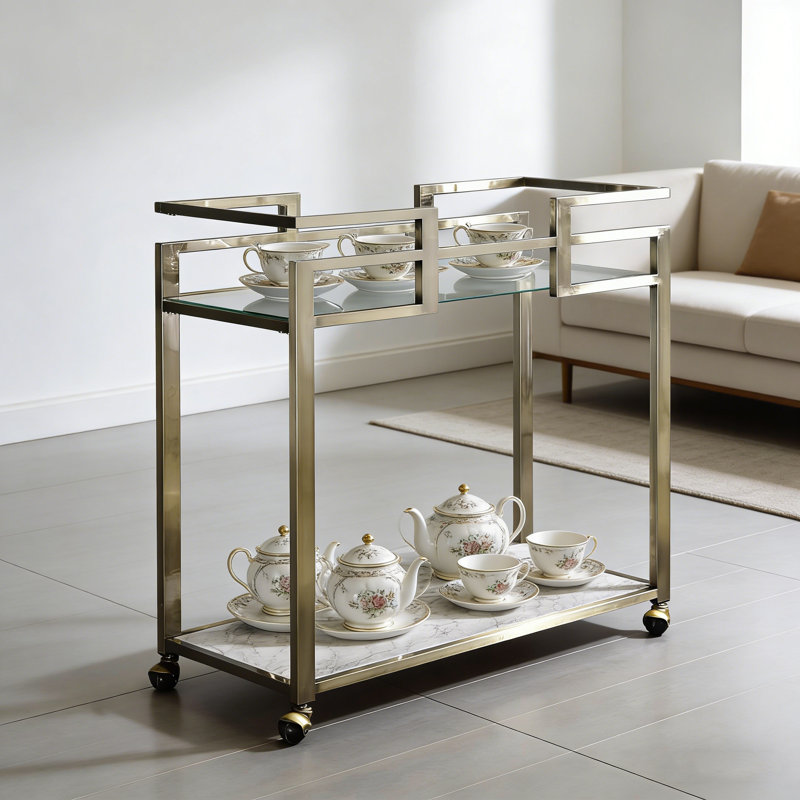 Chariot de service Neilo en verre transparent et plateau en faux marbre avec cadre en fil de laiton pour une utilisation multifonctionnelle élégante.