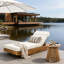 Chaise longue d'extérieur moderne en bois d'acacia avec coussin beige, conception réglable et pliable-125484772