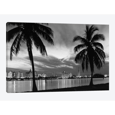«1950s Night Skyline View Across The Bay, deux palmiers se profilant à l'avant-plan, Miami, Floride, États-Unis», reproduction de photo sur toile tendue
