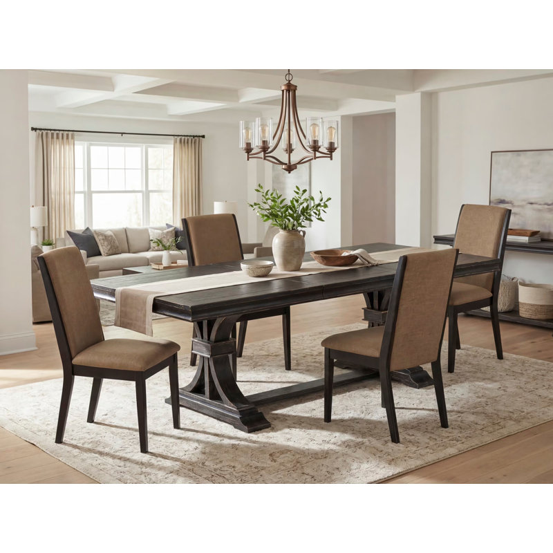 Cet ensemble de cuisine de 5 pièces comprend une table de salle à manger et 4 chaises de salle à manger en tissu de lin sable clair et des pieds noirs avec dossier rembourré - finition noir sablé.