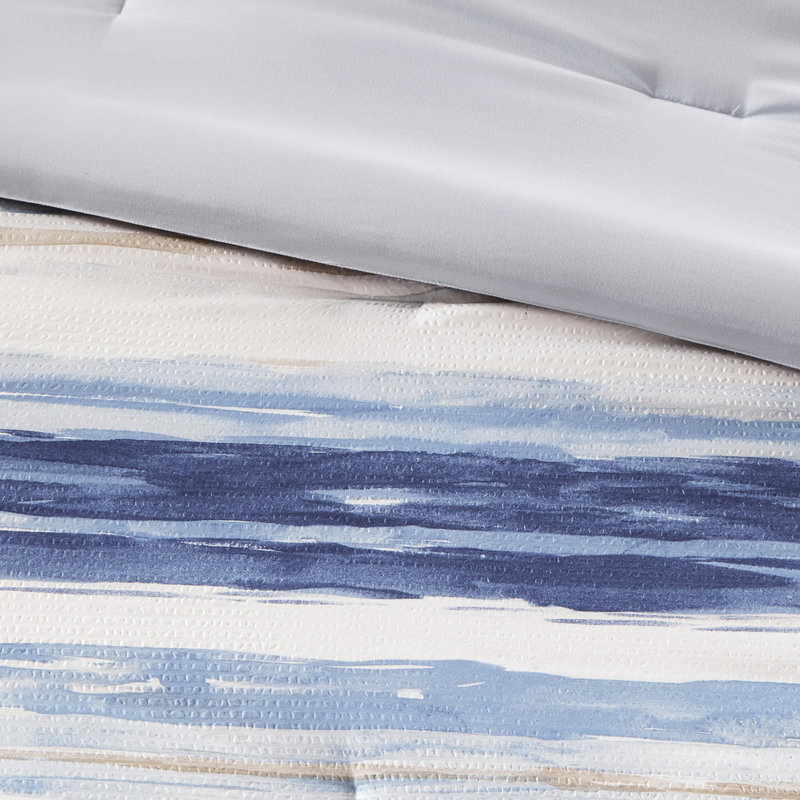 Ensemble de literie 8 pièces très grand / très grand bleu. Rayures aquarelle. . Comprend l'édredon, les taies décoratives, les oreillers, la courtepointe et les taies décoratives. Facile à nettoyer avec un édredon lavable à la machine et très grand. Bleu. Lavable pour